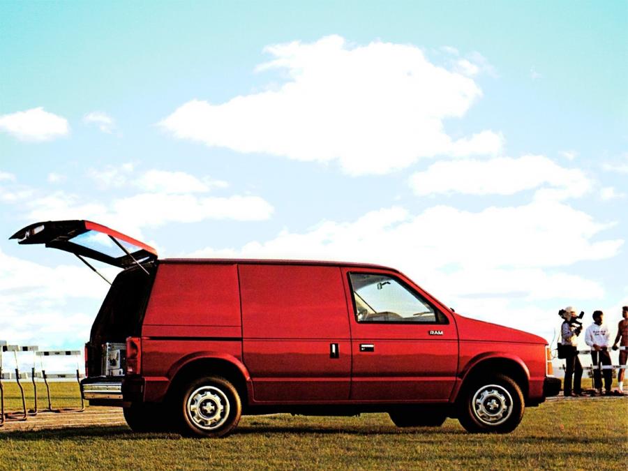  Dodge Mini Ram Van 1984 года  (фото 2 из 11)